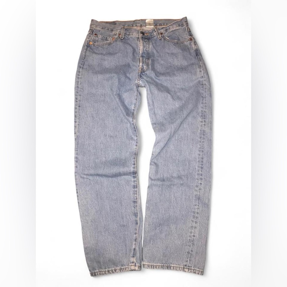 501 Levi's Men's Light Blue Straight Jeans 36”x32” & 30” inseam. Great condition